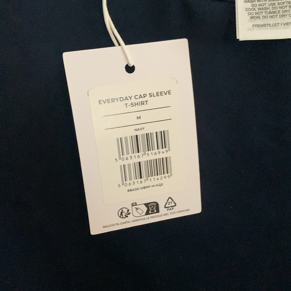 ⭐️HOST PICK⭐️ [M] NWT - GYMSHARK everyday cap sleeve tee - Picture 6 of 6